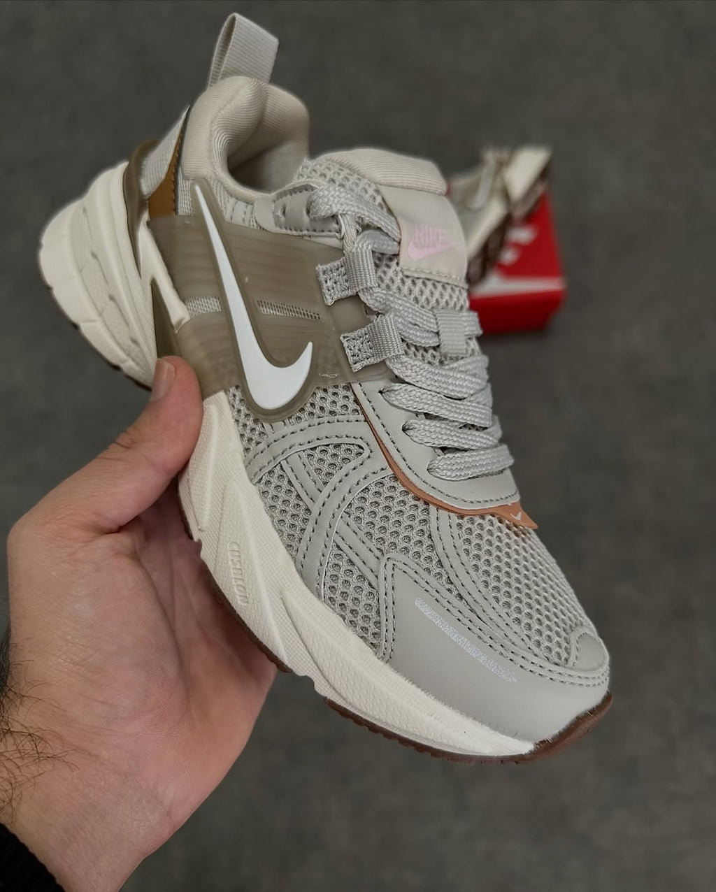 Nike V2k Run in Beige