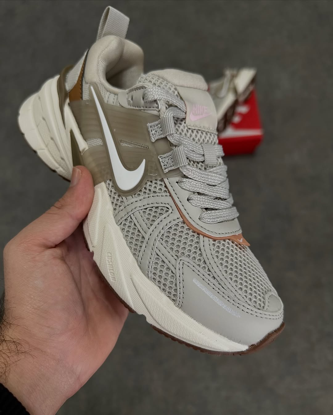 Nike V2k Run in Beige