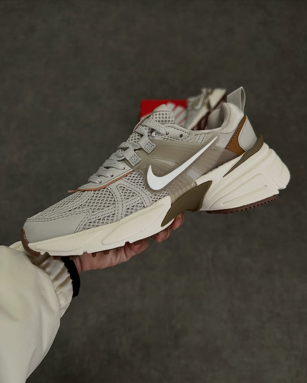 Nike V2k Run in Beige