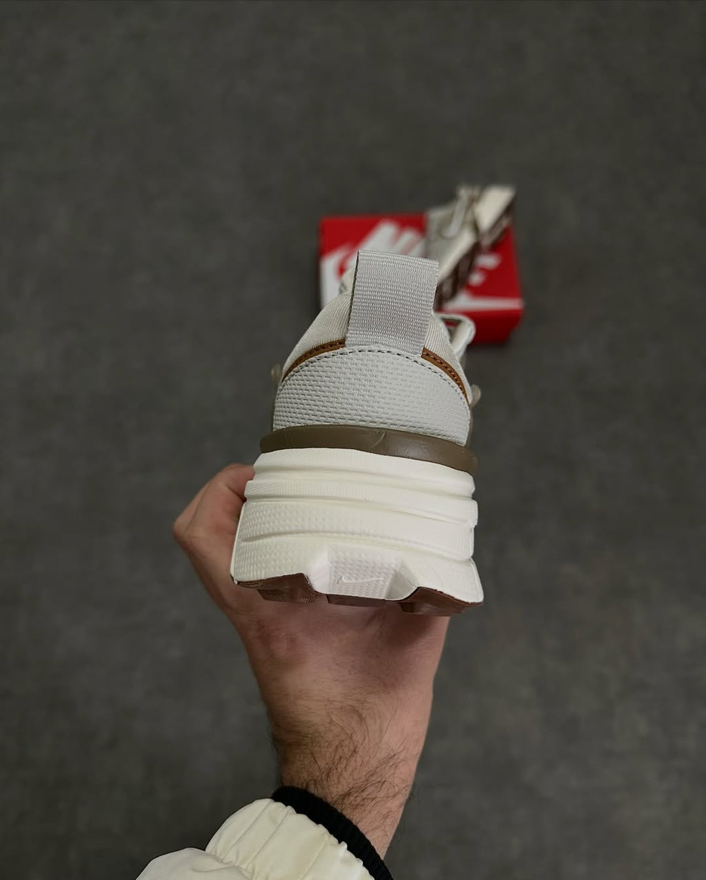 Nike V2k Run in Beige