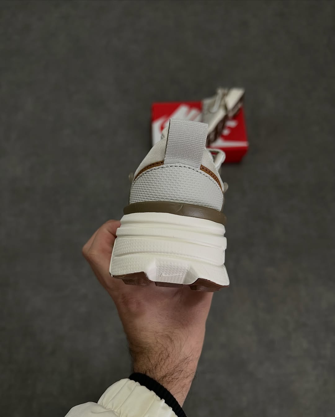 Nike V2k Run in Beige