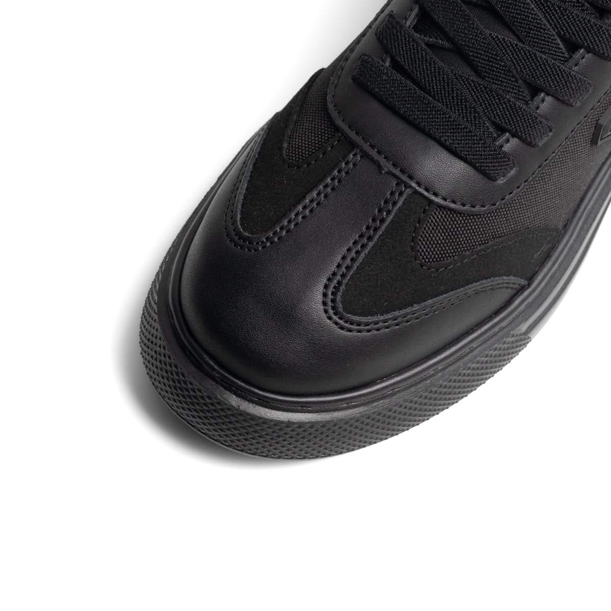 Delta Noire — Baskets hybrides en cuir et denim technique